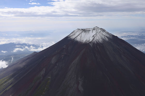 遊客在非登山季期間攀登富士山需事先申報，並考慮使用者付費救援。美聯社