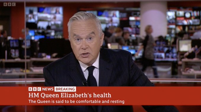 BBC主播愛德華茲穿上黑色西裝外套、戴上黑領帶，主持關於英女皇的特別節目。
