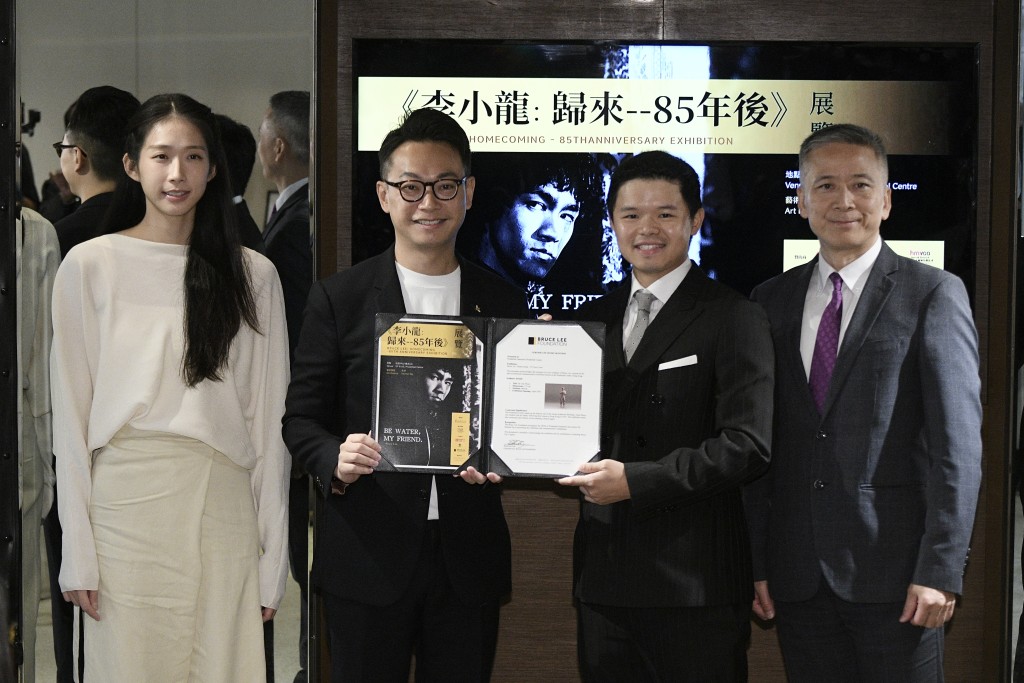 《李小龍：歸來——85年後》展覽今日（27日）於佐敦恆豐中心開幕，立法會議員江旻憓（左一）、姚柏良（右一）到場支持。