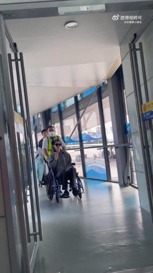 奚夢瑤日前到達上海機場時，要坐輪椅代步。  ​