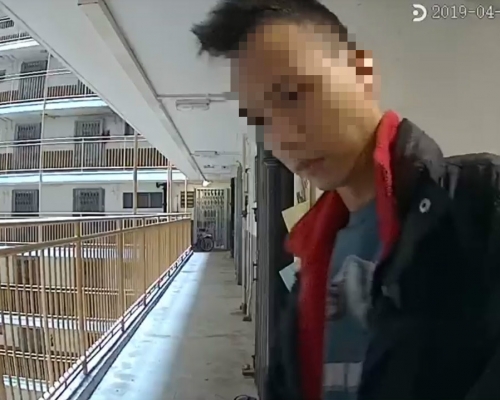 可疑男子於湖景邨湖光樓一個單位撬門。網上圖片