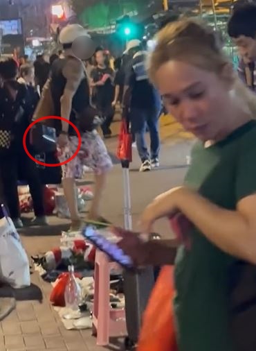 男子右手持刀（Threads/@l.l.8997_）  ​