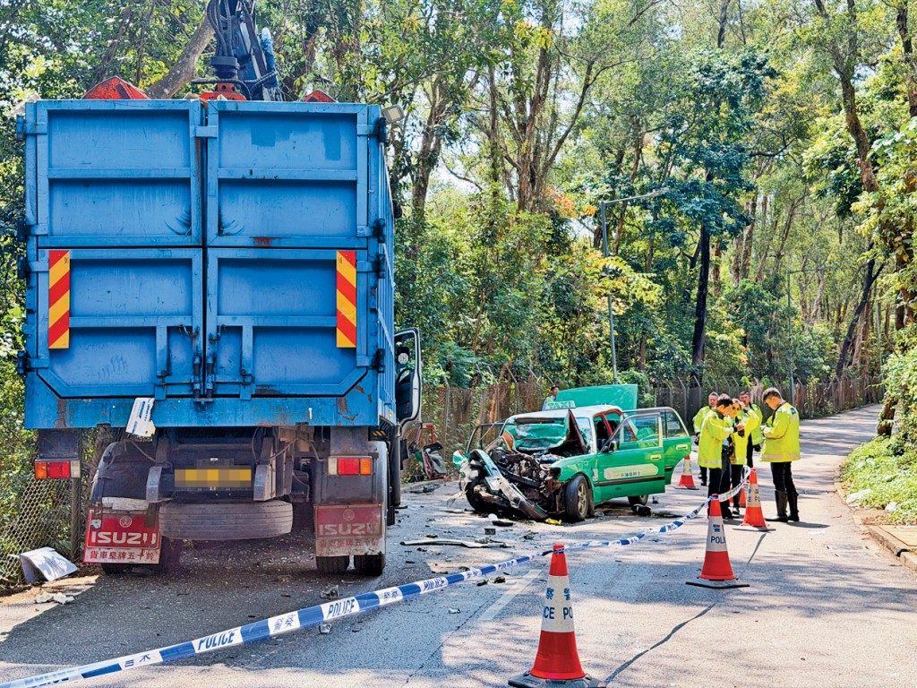 一輛新界的士在粉錦公路迎頭撼夾斗貨車，的士司機及女乘客傷重不治。