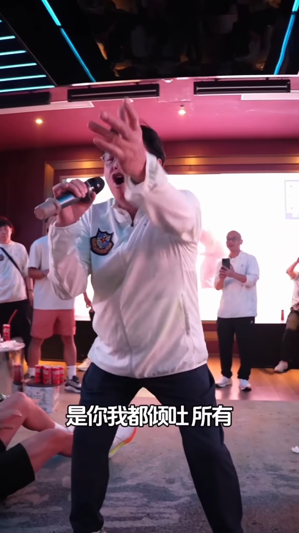 日前IG流傳譚詠麟唱卡拉OK的影片。 日前IG流傳譚詠麟唱卡拉OK的影片。
