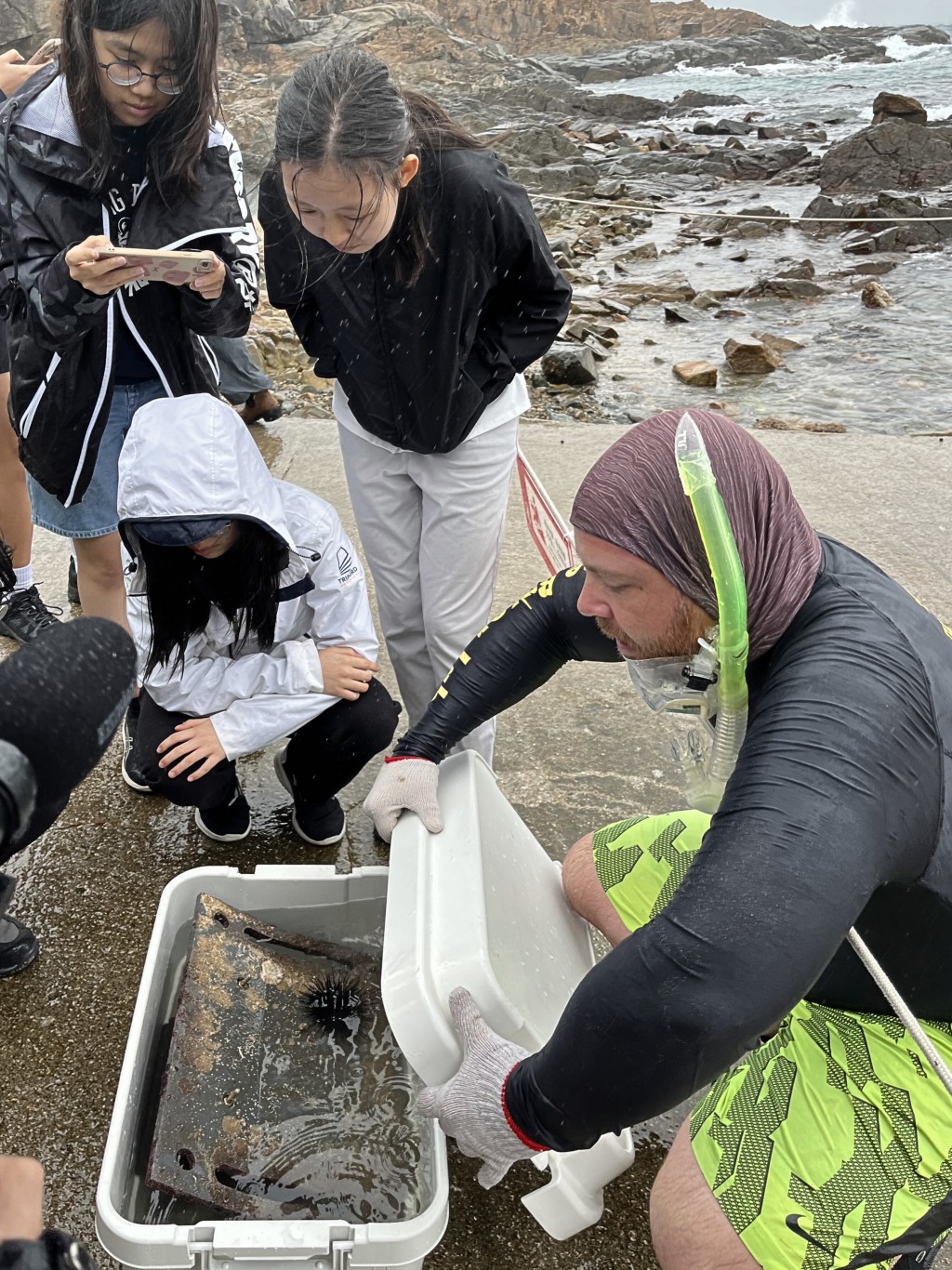 學生將走訪海下灣海岸公園、鋼綫灣及大潭等地，認識珊瑚群落、岩岸與紅樹林等多樣生態環境。港大提供
