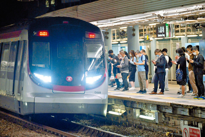 乘客每乘搭逾1 000次列車,才有可能遇到一次列車延遲五分鐘以內完成車程。資料圖片 乘客每乘搭逾1 000次列車,才有可能遇到一次列車延遲五分鐘以內完成車程。資料圖片