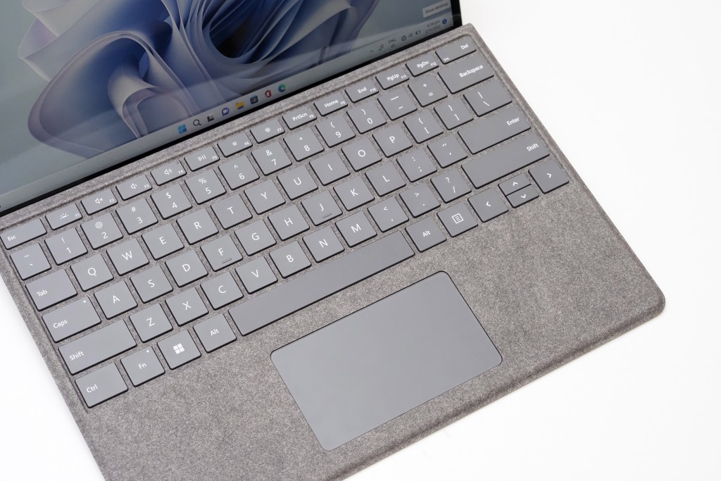 添置Surface Pro Signature鍵盤保護套，即可隨時化身筆電模式。售價：$2,088起（附Surface第2代超薄手寫筆） 