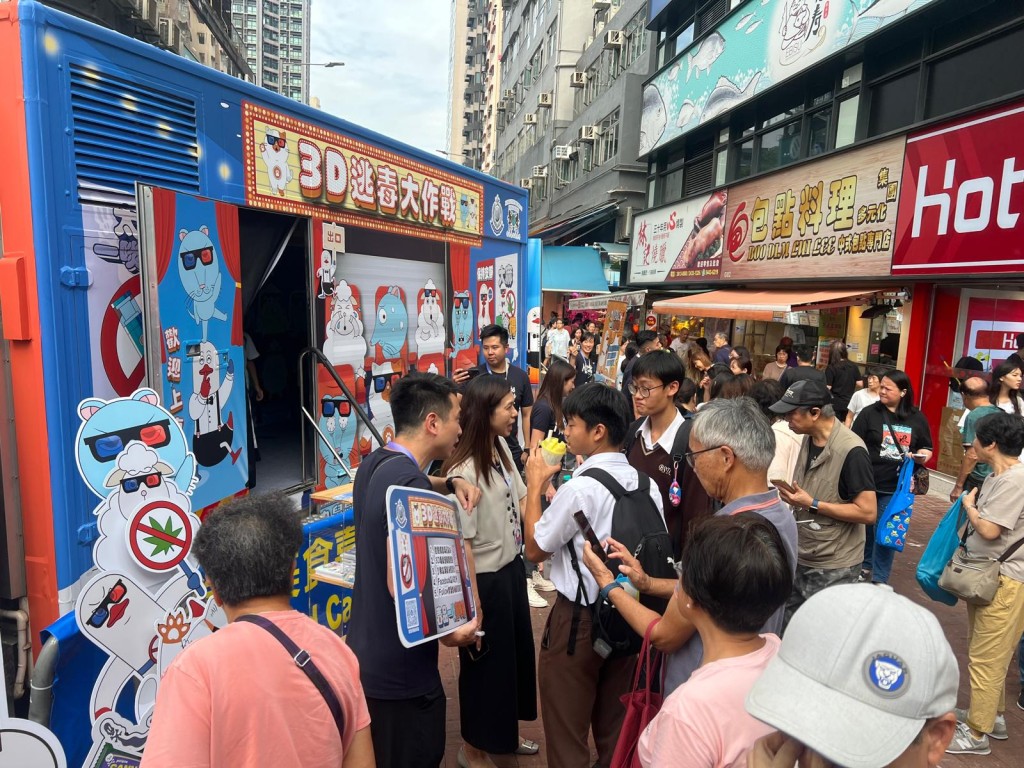 禁毒宣傳車周一(4日)轉至葵芳遊樂場巡遊展示反毒品資訊，市民排隊參與試玩。(警方圖片)