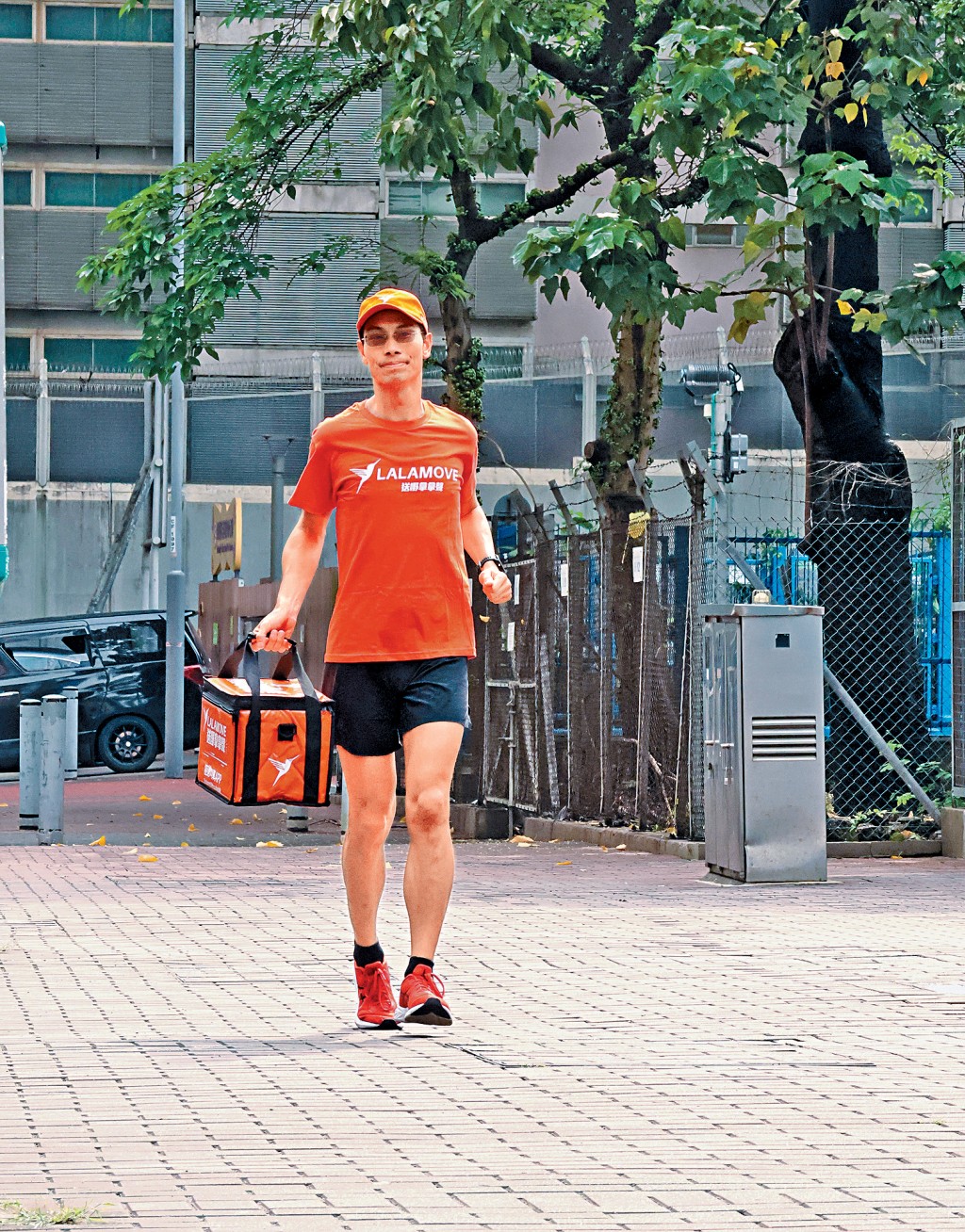 石啟右早年毅然放棄優差，改當三鐵教練，還做多項兼職搵錢。