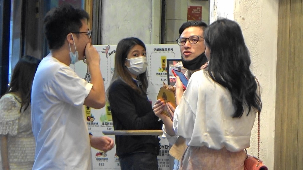 鍾培生睇完女即高談闊論，途人聽到都忍唔住偷笑。