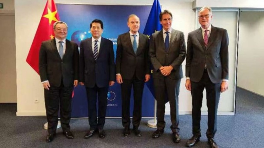 李辉(左2)早前在布鲁塞尔分别同欧洲理事会主席及高层官员会谈。外交部