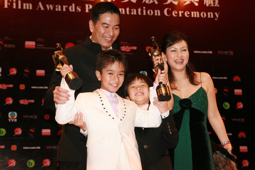 之后，吴澋滔（前左）连夺香港电影金像奖最佳男配角及最佳新演员。