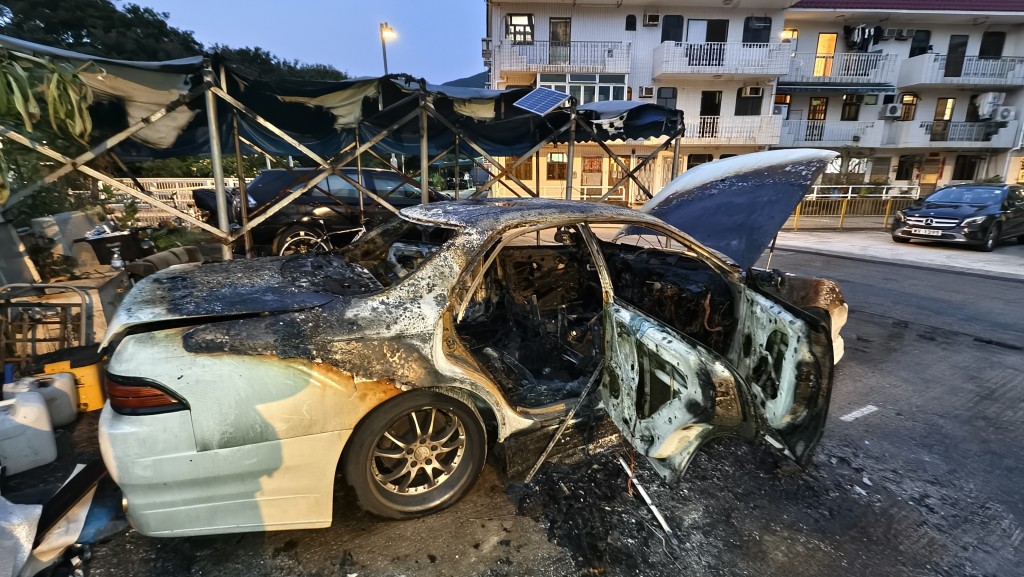 私家車嚴重焚毀，幾乎燒剩支架。黃文威攝