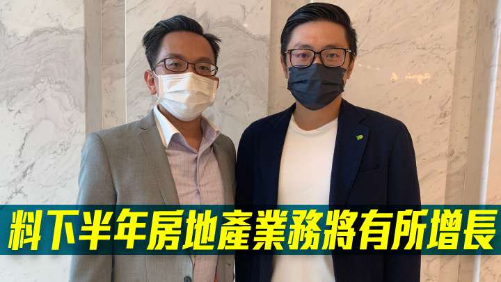 左至右：首席財務官黃浩鈞、主席助理兼財會部主管何偉汗
