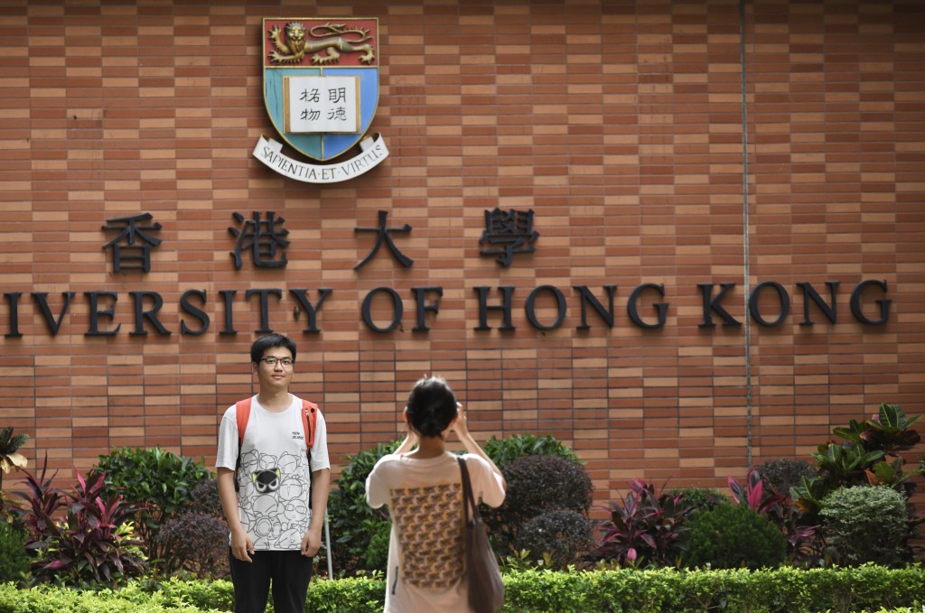 一名香港大學法律系男學生利用網上免費人工智能軟件製作同學老師色情照片,被校方發警告信及要求向受影響同學道歉。資料圖片 一名香港大學法律系男學生利用網上免費人工智能軟件製作同學老師色情照片,被校方發警告信及要求向受影響同學道歉。資料圖片