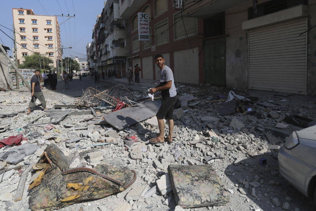 以軍空襲加沙城，多幢建築物受損。美聯社