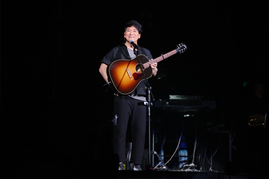 周华健去年展开巡回演唱会，先后远赴美国、新加坡、台湾等地开骚。