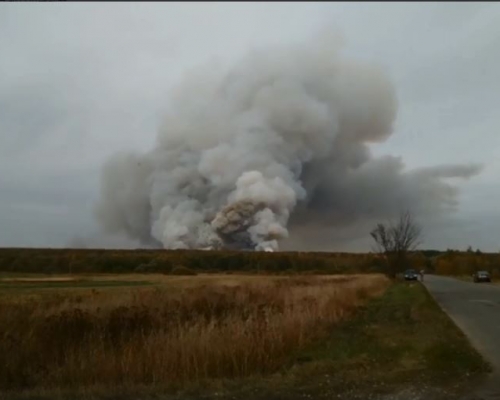 俄罗斯梁赞州一个军火库发生爆炸，当局已紧急疏散附近居民。影片截图