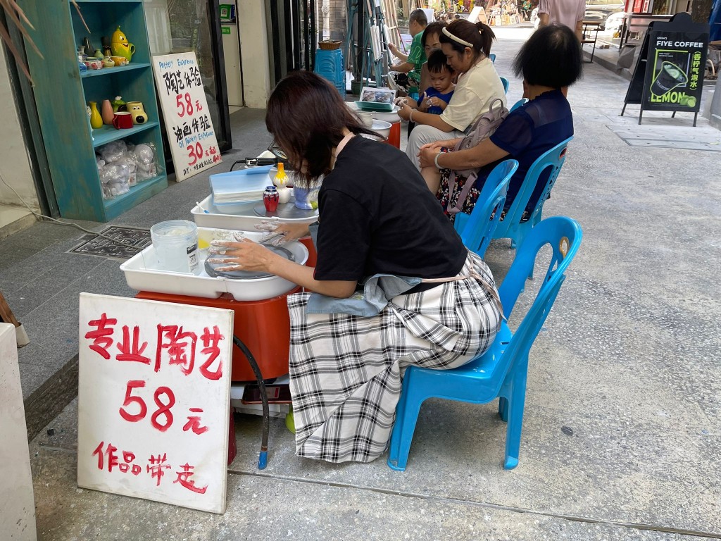 到大芬村学画画成减压热选。星岛图片