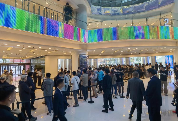 內媒鈦媒體今早在北京王府井拍到Apple Store門外取機的情況。