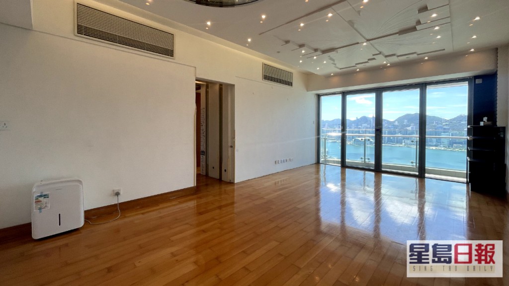 廳區設有天花燈，加上設大窗，一室光猛，採光度高。