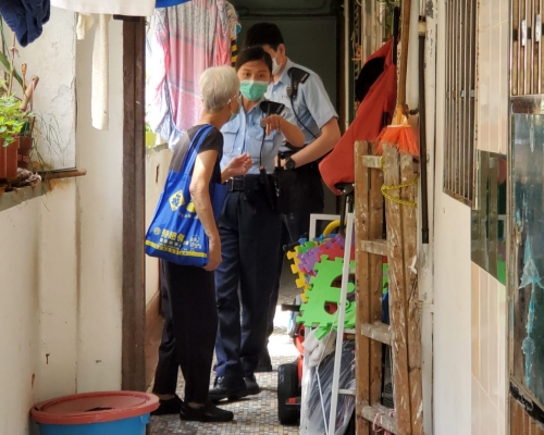 警員向住客詢問案發經過。