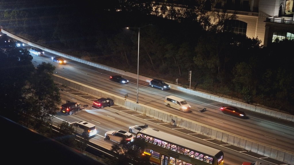屯門公路發生交通意外,涉及兩輛私家車。網上圖片 屯門公路發生交通意外,涉及兩輛私家車。網上圖片