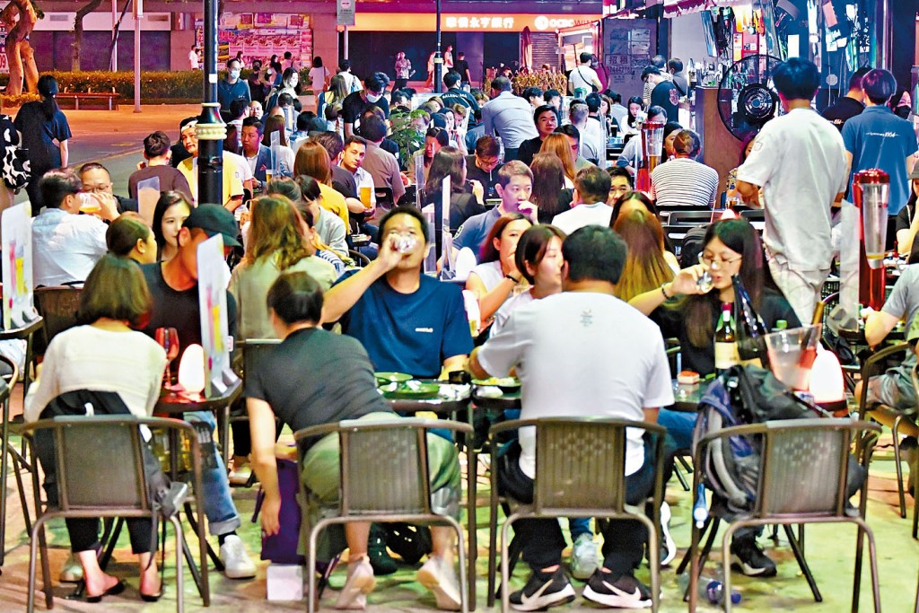 酒吧可重開，市民隨即相約友人開懷暢飲。