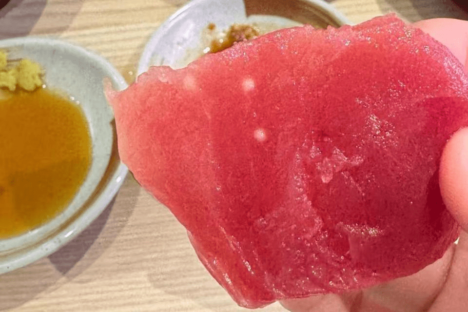 北京一家壽司郎的吞拿魚中疑似有寄生蟲卵。（圖：網易新聞）