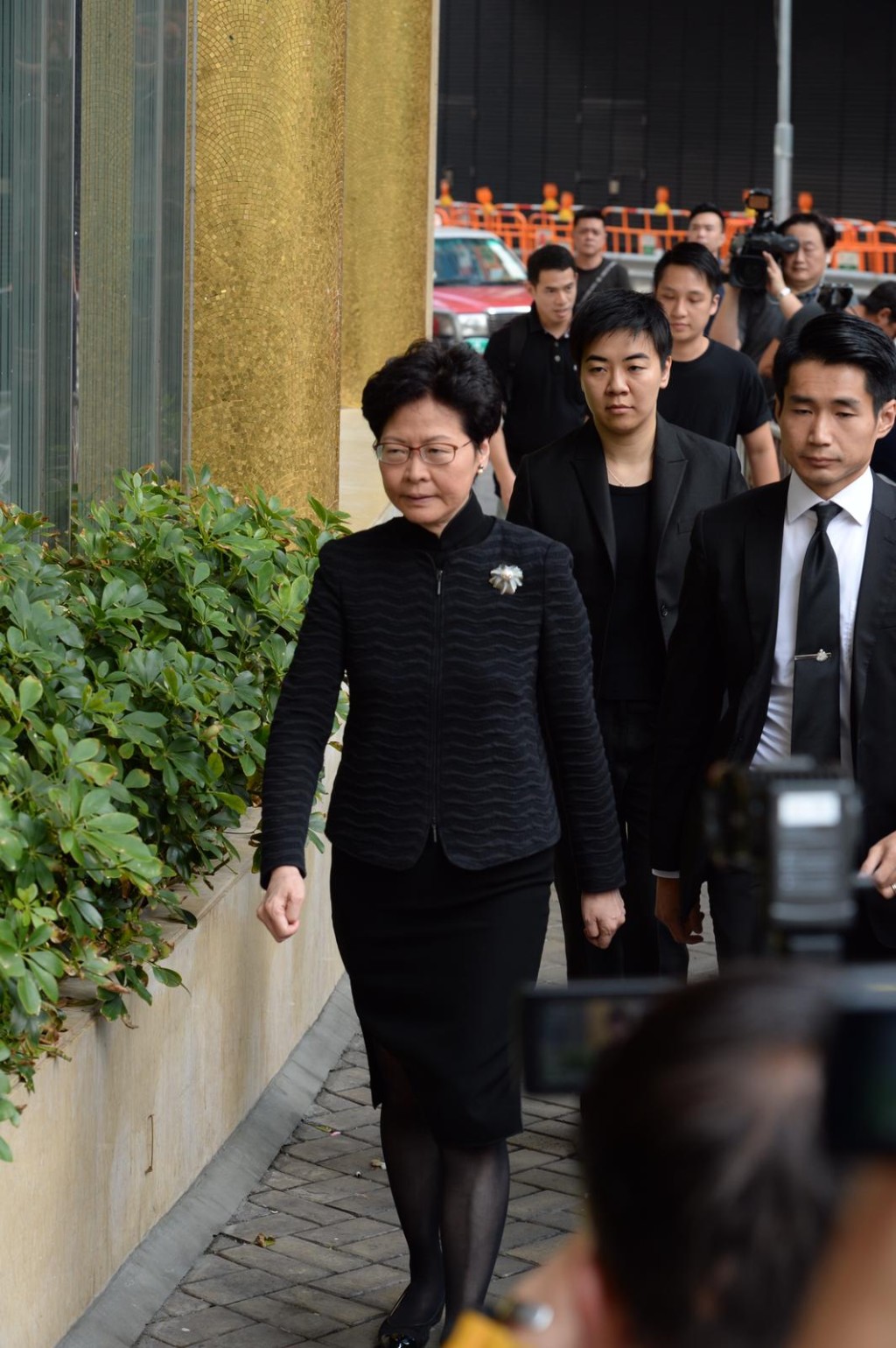 行政長官林鄭月娥為高錕扶靈。