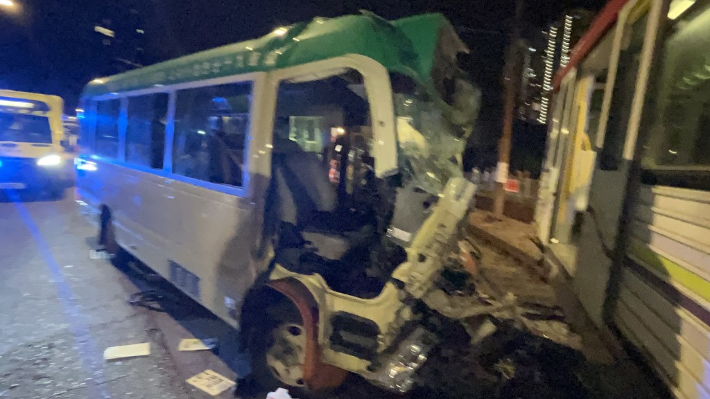 涉事小巴車頭嚴重損毀。蔡楚輝攝 涉事小巴車頭嚴重損毀。蔡楚輝攝