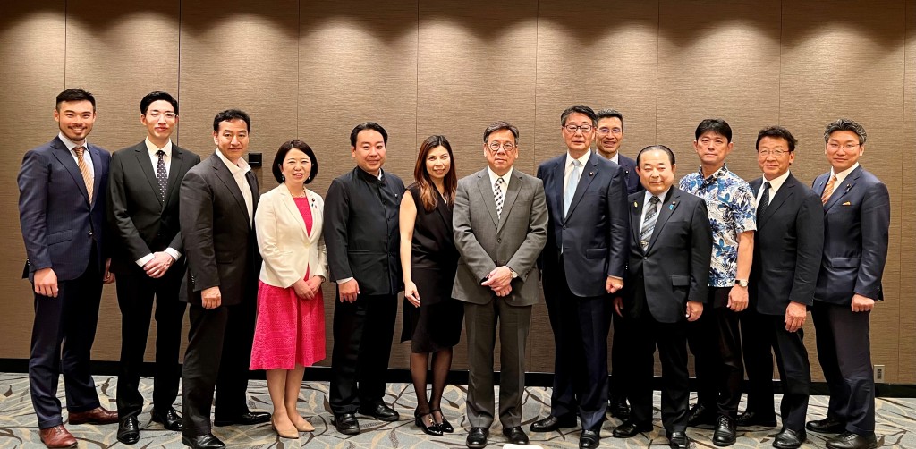 丘应桦（中）、香港驻东京经济贸易首席代表欧慧心（左六）和国会议员在午宴前合照。