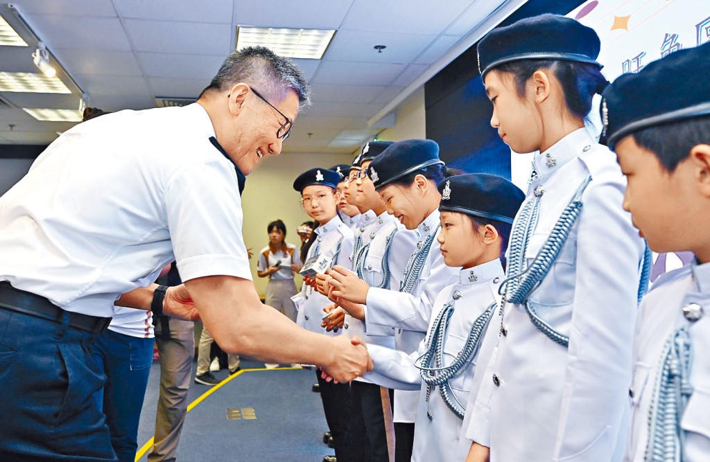 蕭澤頤向警察樂隊少年團團員致送警隊新宣傳片《守城前傳》衝鋒車模型，以示感謝及鼓勵。