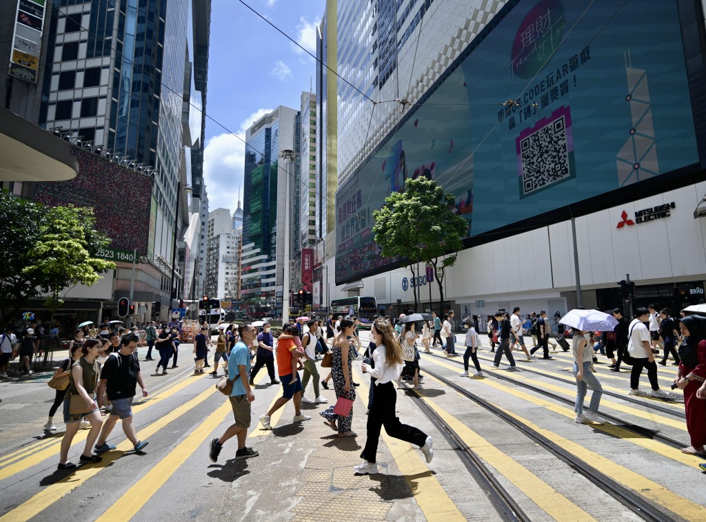 李家超透露本港現有約750萬人口，受出生及死亡差距影響，每年自然人口縮減約兩萬人。