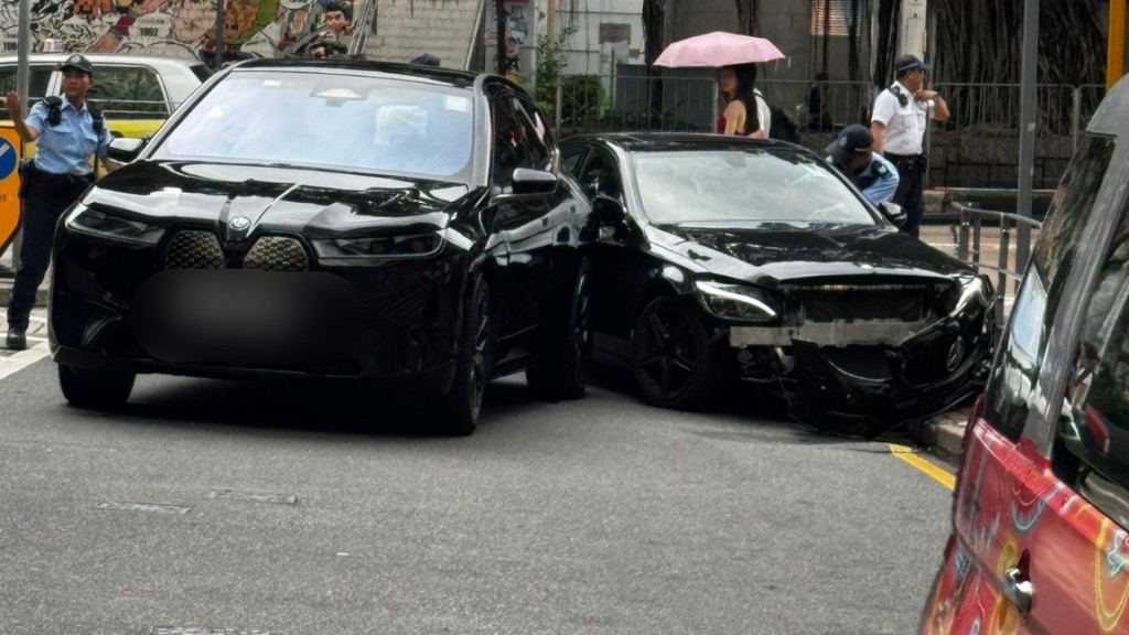 兩私家車相撞及撞欄。網上圖片