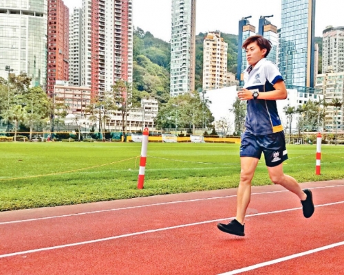 為達成奧運會欖球賽事當球證的夢想，潘栢茵定期進行跑步訓練保持良好體能。林樂軒攝