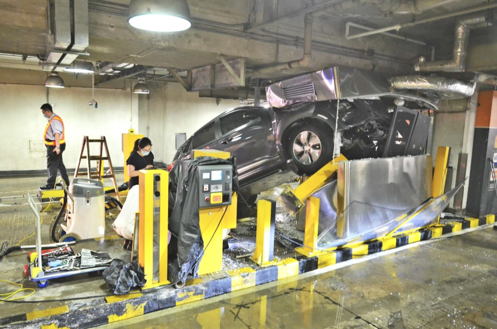 又一城停車場私家車衝上閘機直插更亭。