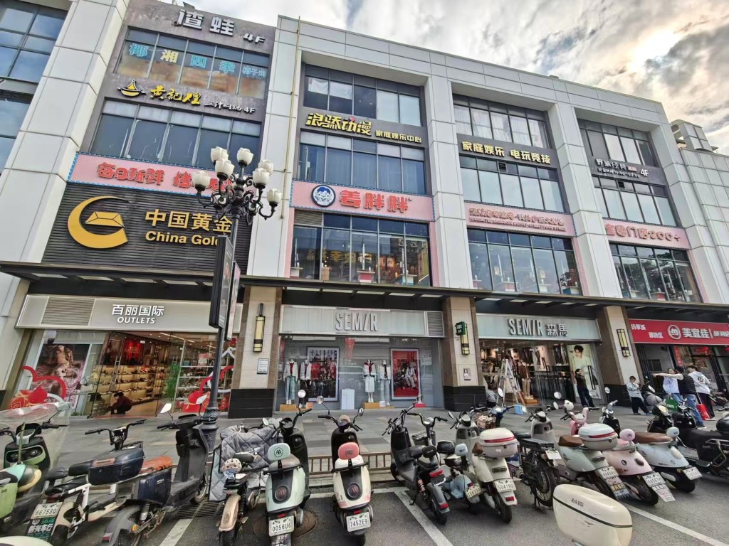 智能循环停车塔，成为深圳龙华区网红地标，带旺周边消费。小红书