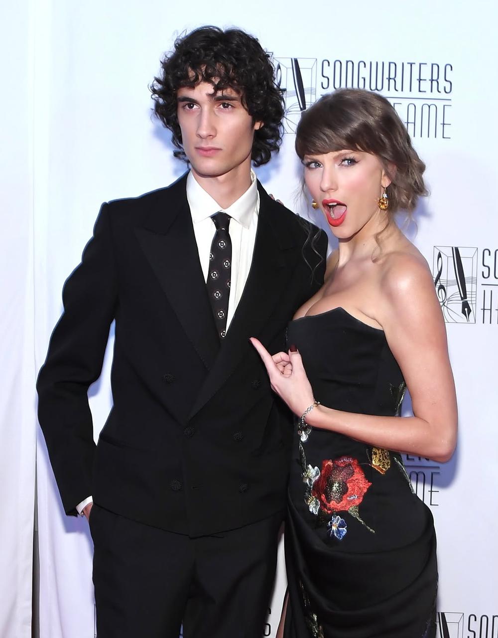 Taylor昨日獲選入作曲家名人堂，成最年輕女歌手人選。