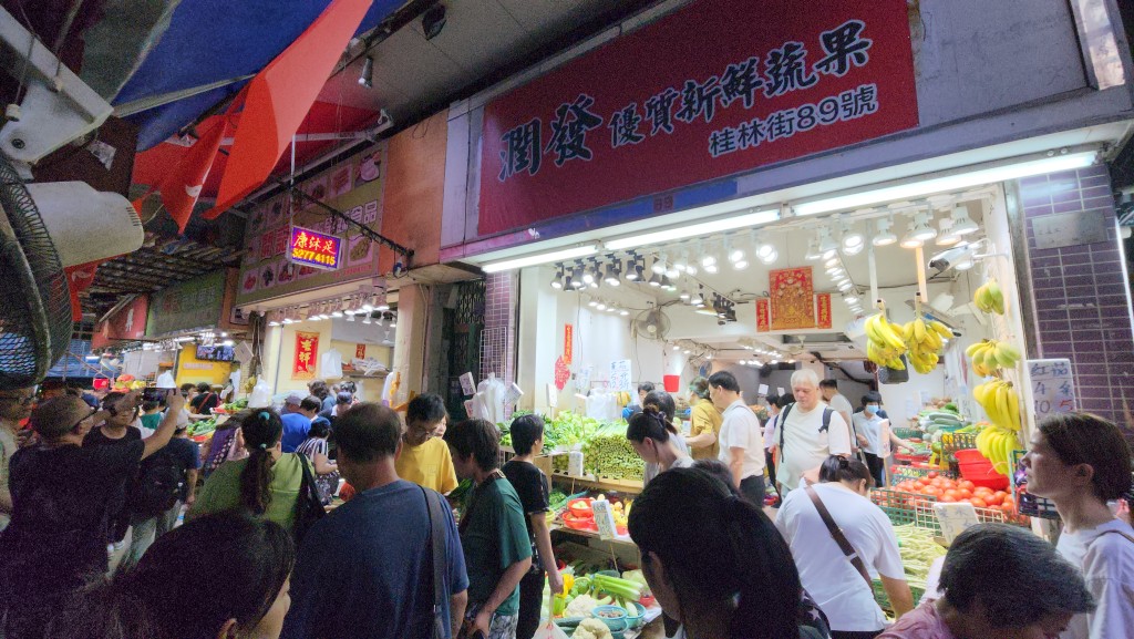 現場消息指衝突雙方來自附近兩菜檔，事發後兩菜檔繼續營業。