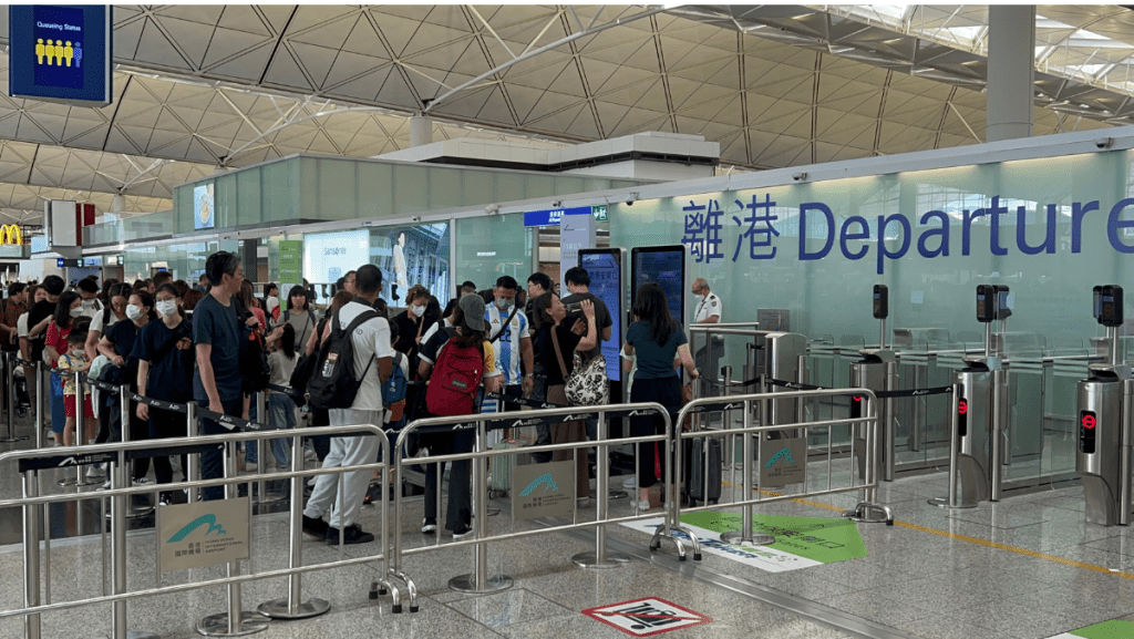 港府因應日本的巨大地震預警，提醒計劃前赴日本的港人要提高警惕。 