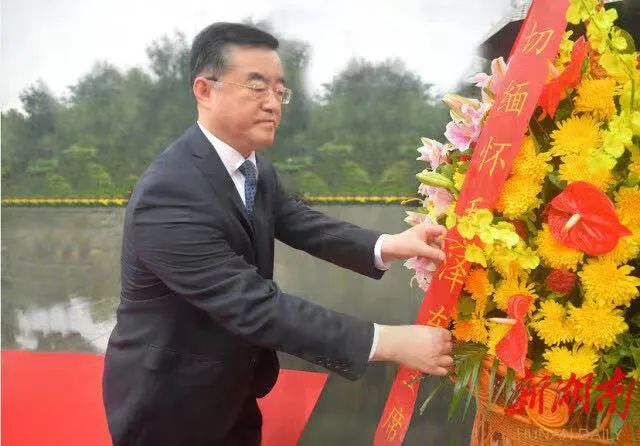 張慶偉到韶山向毛澤東銅像敬獻花籃。