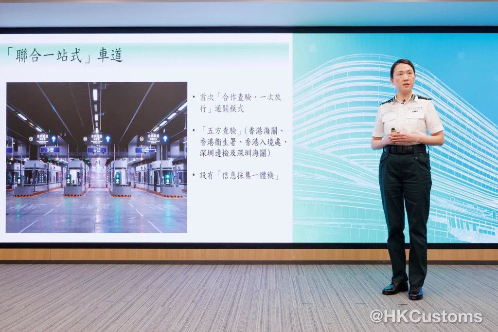 海關助理關長（邊境及港口）蔣依莉與入境處一同會見傳媒介紹最新設施。