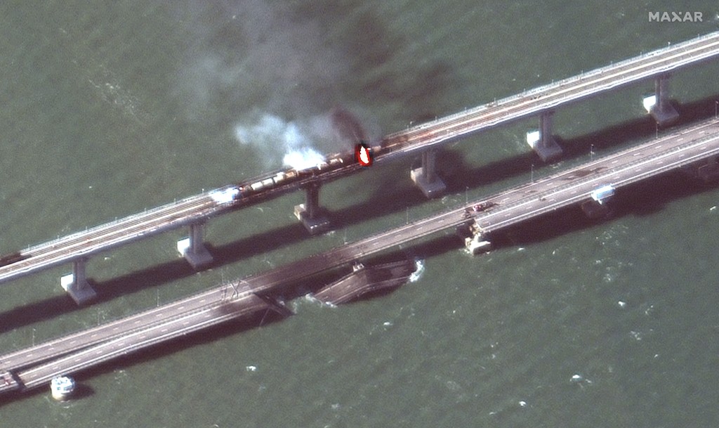 衞星圖像顯示克里米亞大橋上周六發生爆炸，列車着火。AP