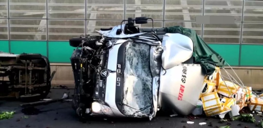 兩車相撞後翻側。網圖
