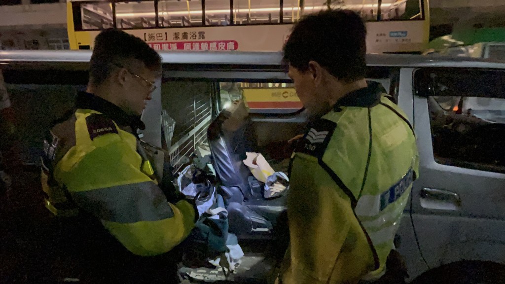 警方在車內發現大量大麻花。曾志恒攝 警方在車內發現大量大麻花。曾志恒攝