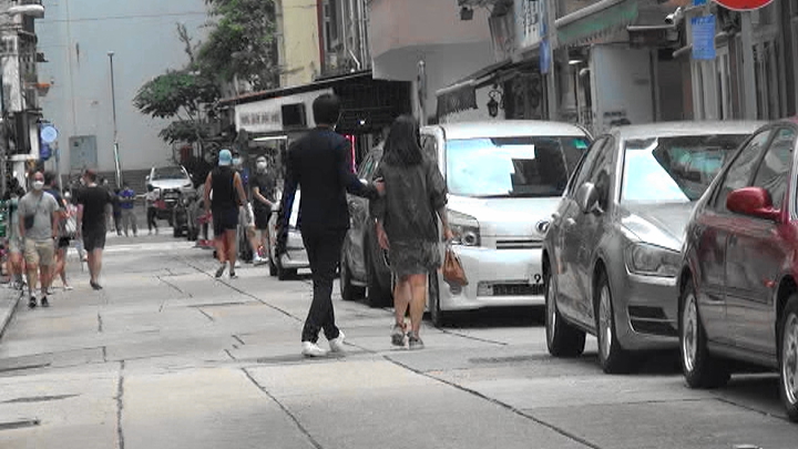 男友捉住煒哥手手過馬路。