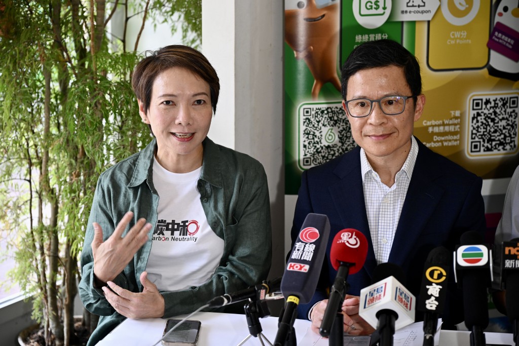 環境運動委員會主席郭美珩（左）認為，教育及便利回收設施，是推動減廢的關鍵。