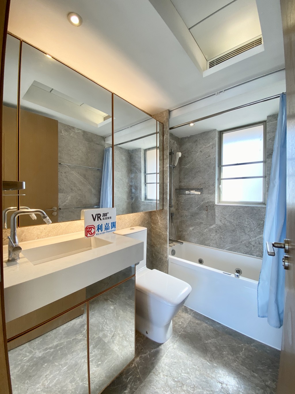 浴室備有鏡櫃及洗手盆櫃，貯物空間多多。