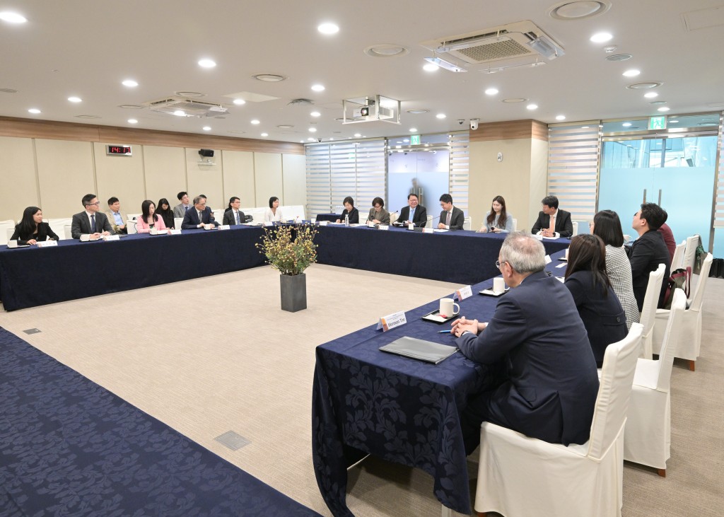 陳國基（前排左九）、教育局局長蔡若蓮（前排左七）及代表團與首爾市政務副市長金炳玟（前排左十）就大學城規劃及兩地未來合作機會會面交流。政府新聞處圖片